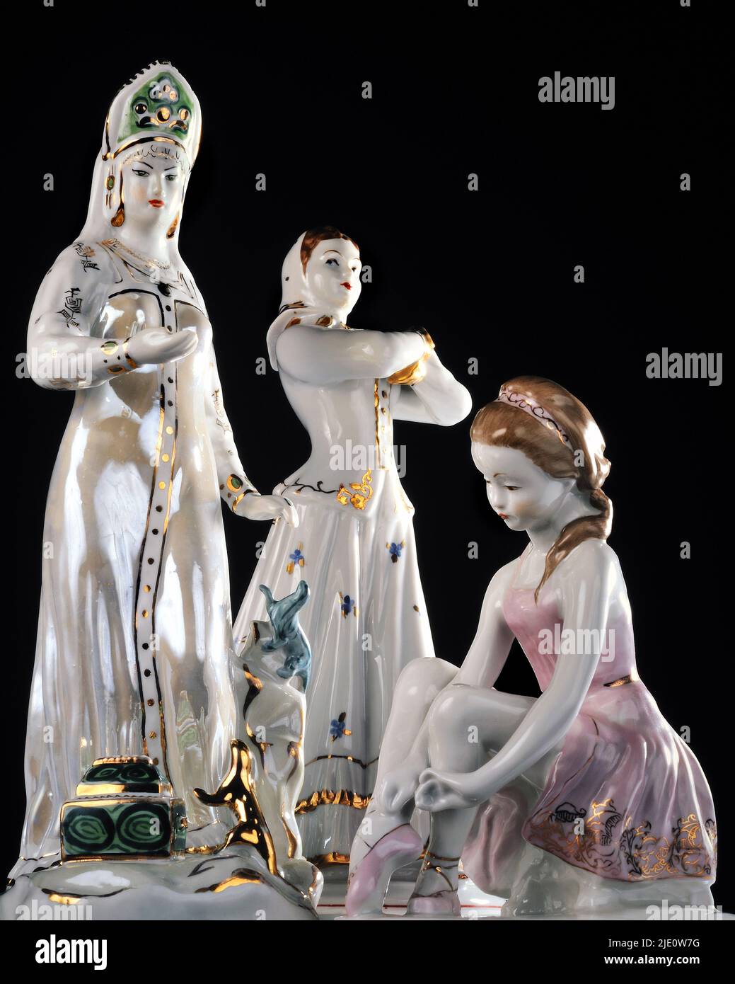 Till-Life, porcelaine soviétique, danse russe, milieu des années 1950, Dulëvo Manufacturing; Jeune Ballerina, 1951 ans, Aleksej Pachomov. Banque D'Images