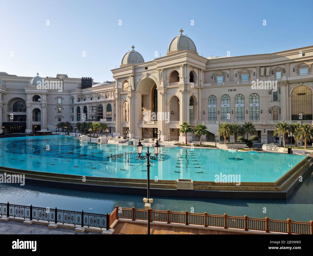 Place Vendome Mall est un nouveau centre commercial situé dans la ville de Lusail. Le design est un concept ouvert inspiré de l'architecture française classique. Banque D'Images