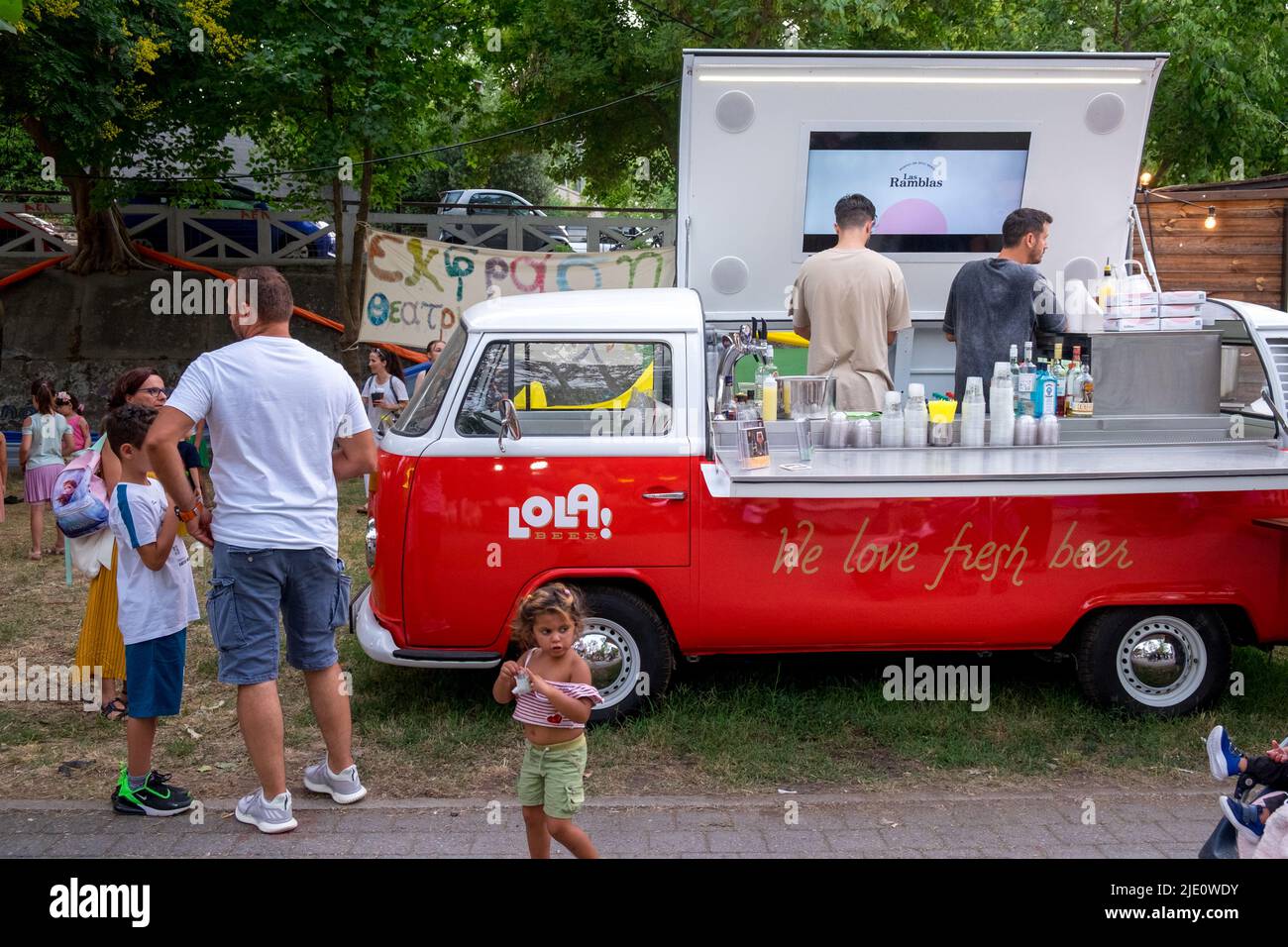 Un camion de bière Volkswagen van T2 d'époque lors d'un festival Banque D'Images