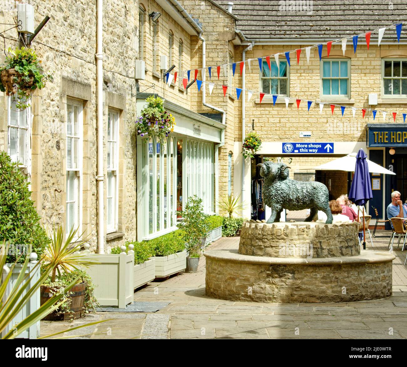 CIRENCESTER GLOUCESTERSHIRE ANGLETERRE LA STATUE DE RAM DANS LE WOOLMARKET Banque D'Images