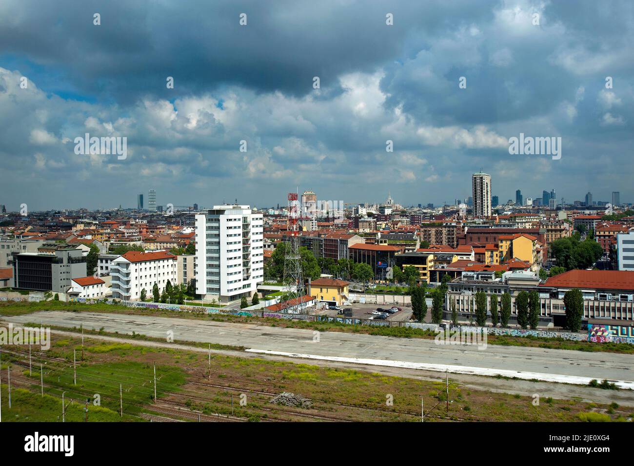 Milan, vue d'ensemble depuis les terrasses du Duomo. Banque D'Images