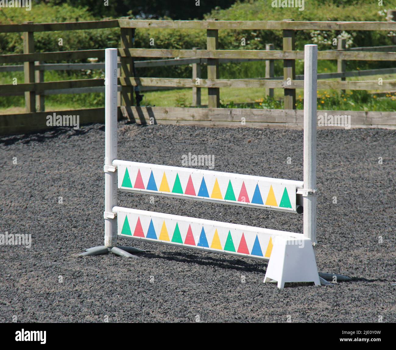 Un saut à cheval de base sur un terrain d'entraînement d'écuries. Banque D'Images