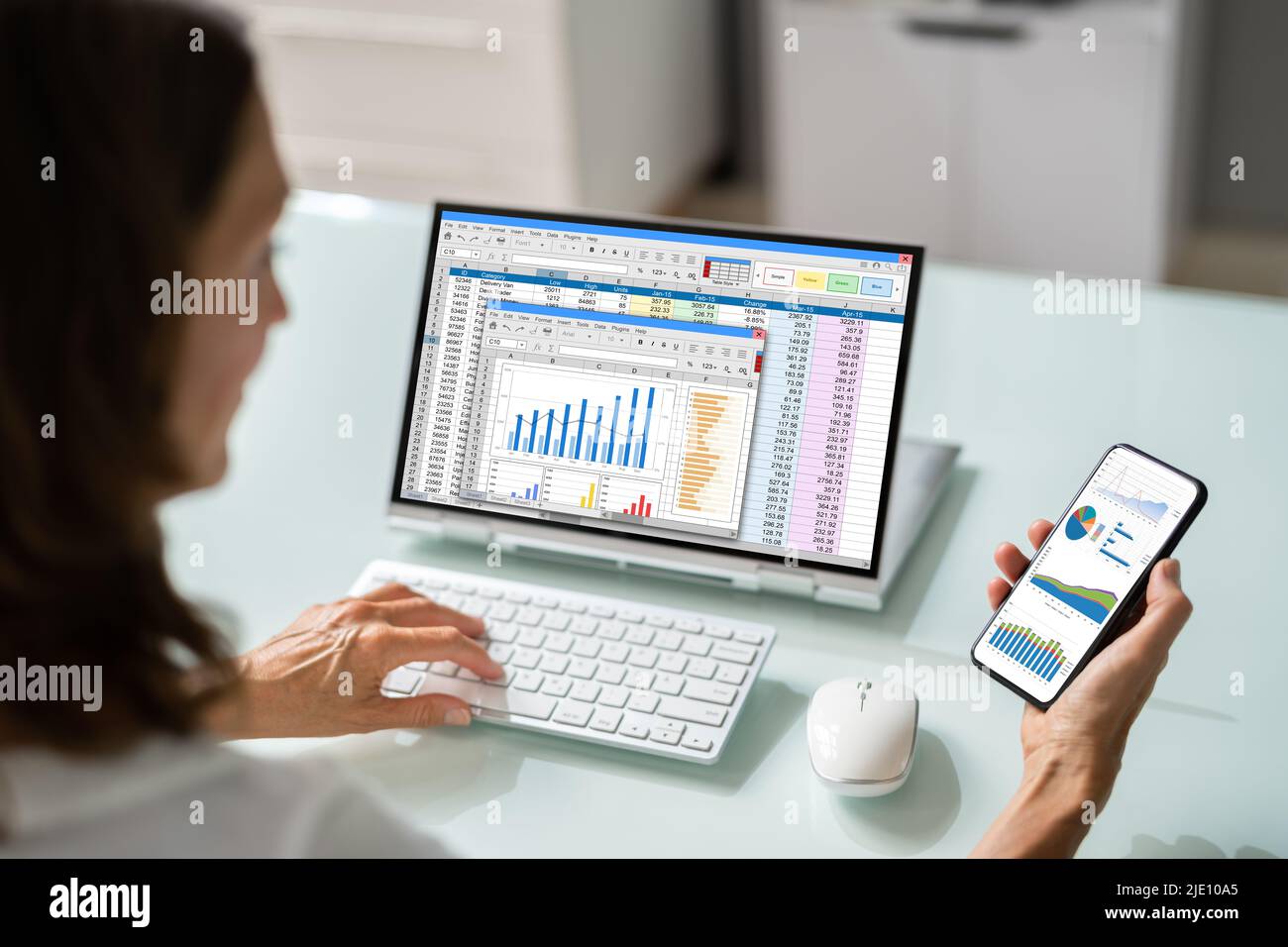 Analyste de feuille de calcul électronique ou auditeur utilisant le logiciel sur un ordinateur portable hybride Banque D'Images