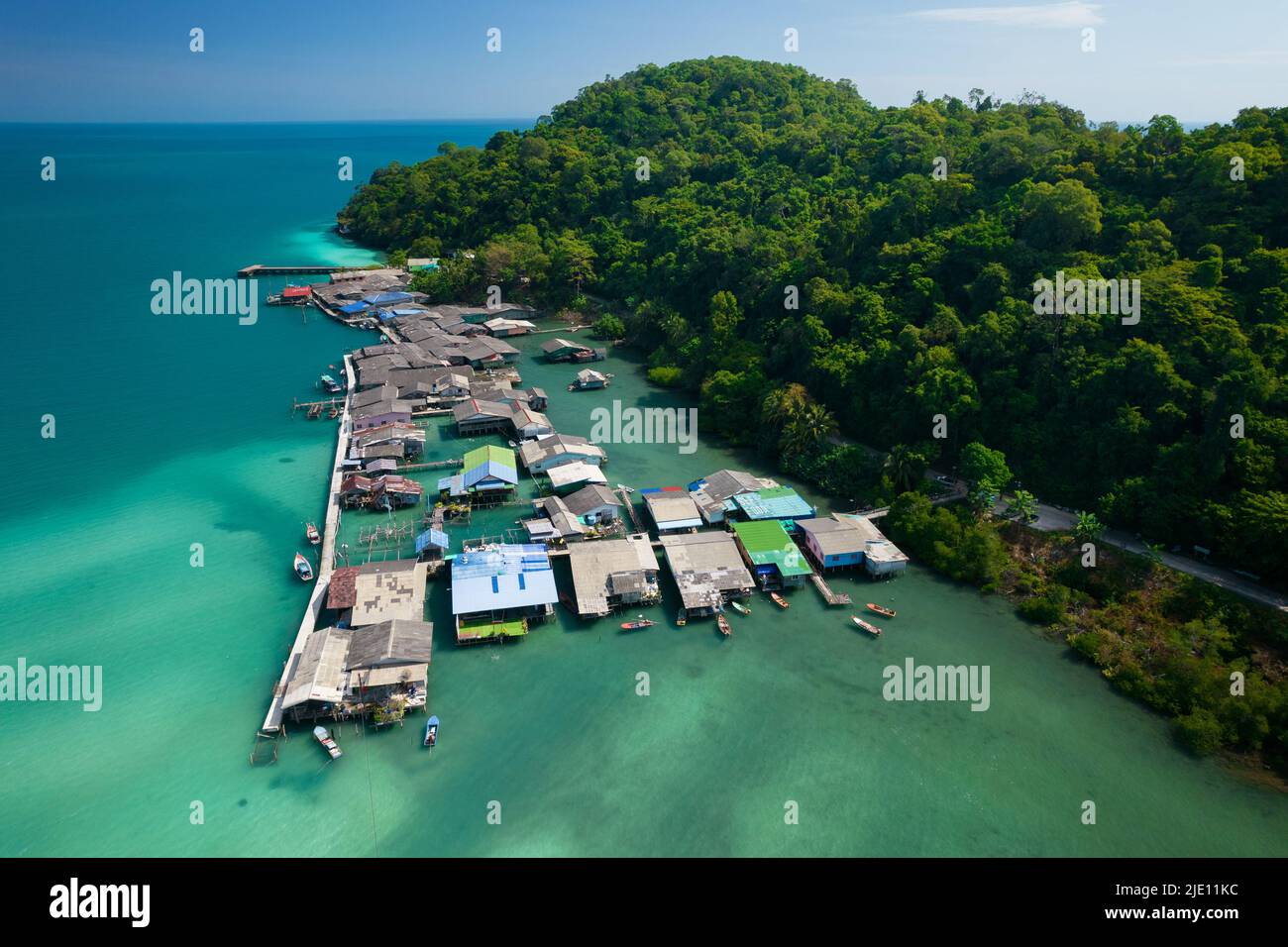 Vue aérienne du village de pêcheurs d'Ao Yai sur l'île de Koh Kood, en Thaïlande Banque D'Images