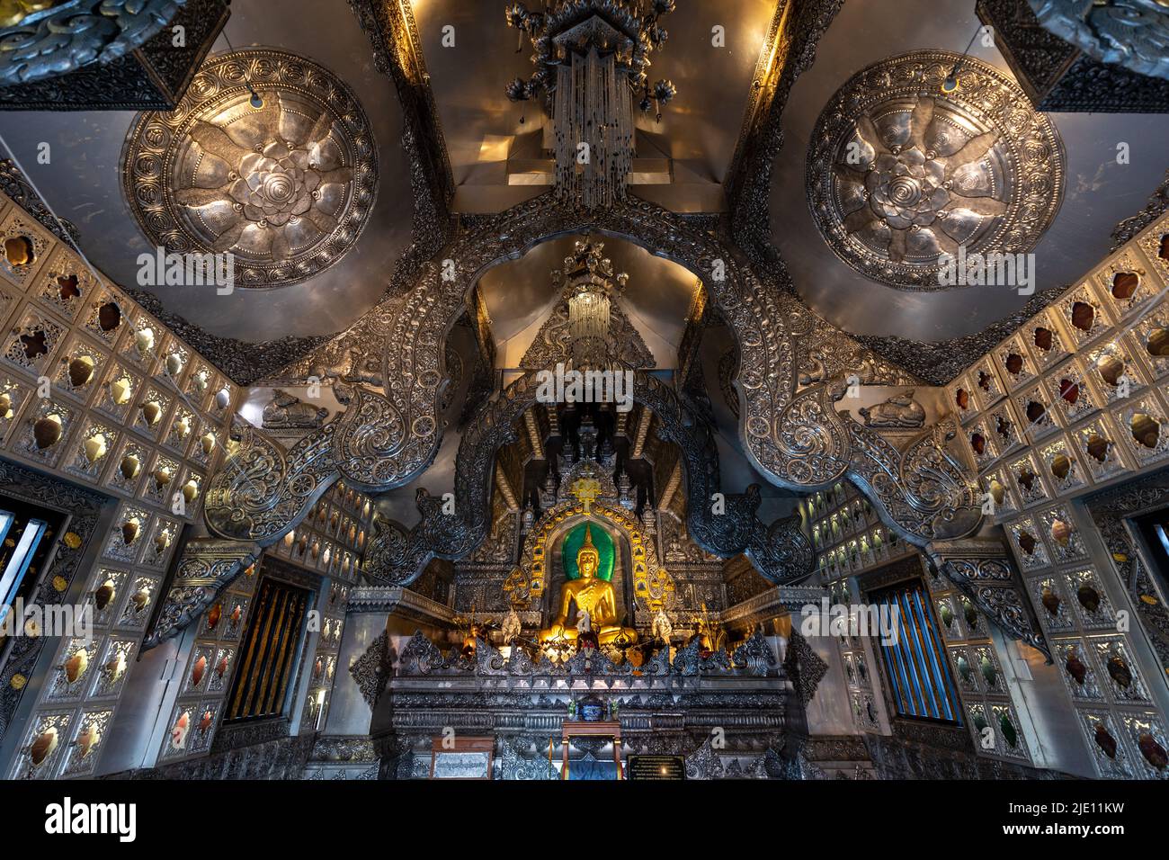 Intérieur argenté du temple de Wat Sri Suphan à Chiang Mai, Thaïlande Banque D'Images