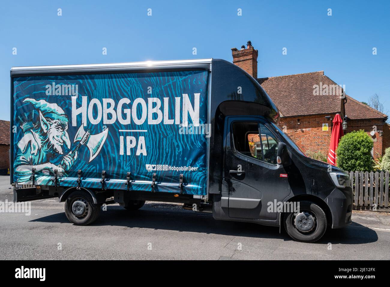 Une fourgonnette Hobgoblin IPA livrant de la bière de la brasserie Wychwood à un pub de Surrey, en Angleterre, au Royaume-Uni Banque D'Images