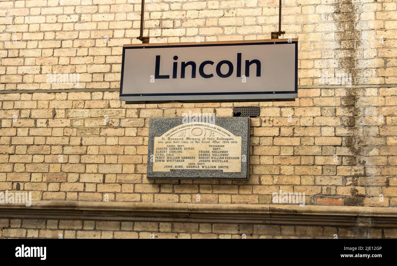 Signe de la gare Lincoln au-dessus de la plaque de rémunération 2022 Banque D'Images
