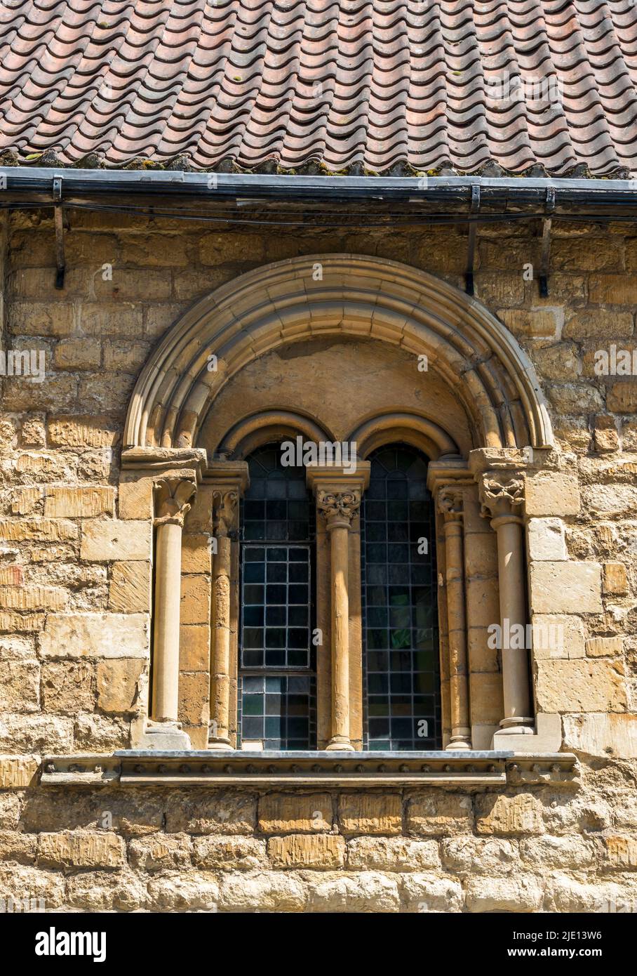 Fenêtre restaurée dans la maison normande colline abrupte Lincoln vieille ville 2022 Banque D'Images