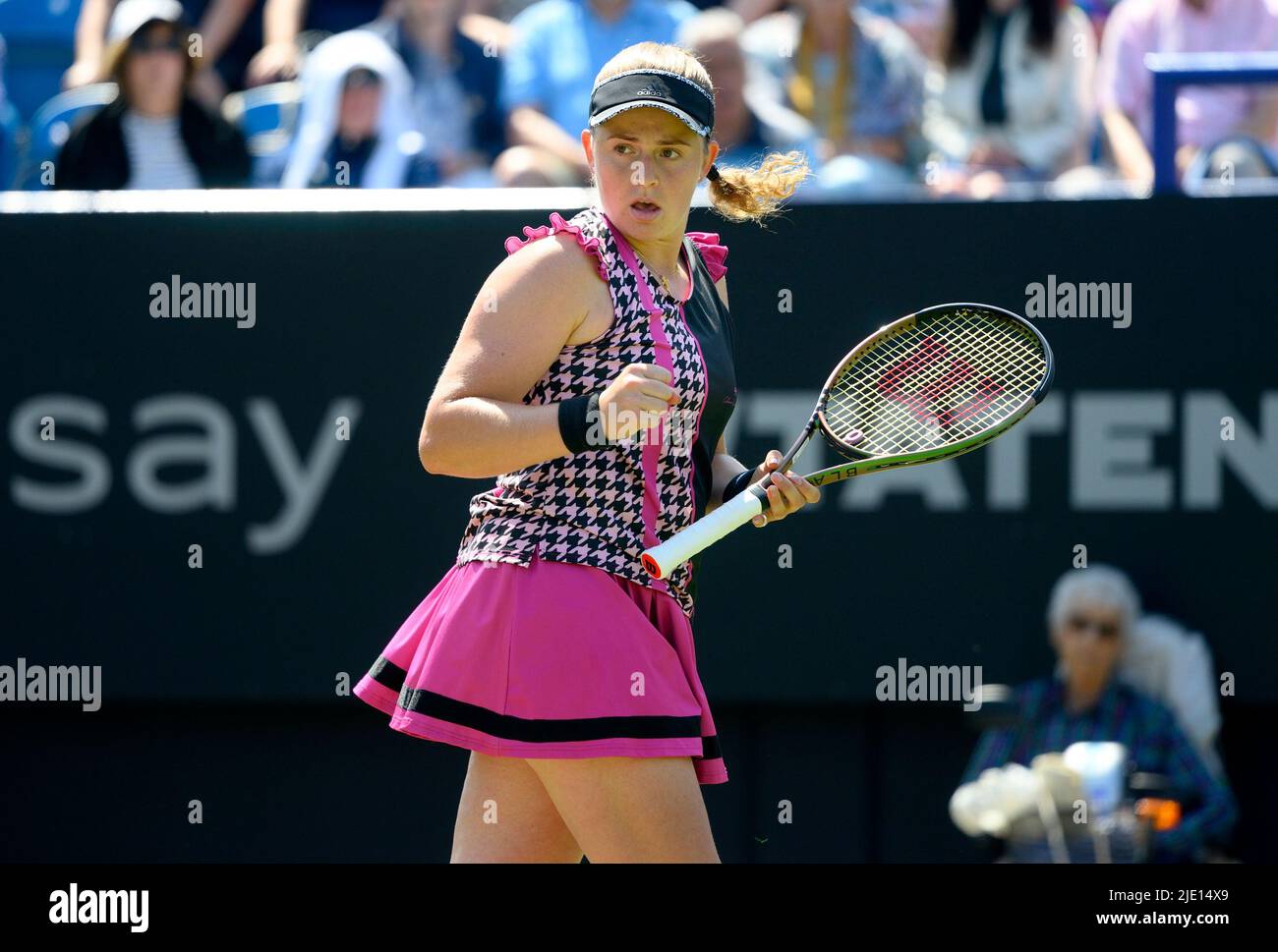 Jelena Ostapenko (Lettonie) dans sa demi-finale sur le court central au Rothesay International tennis, Devonshire Park, Eastbourne, Royaume-Uni. 24th juin 2022 Banque D'Images