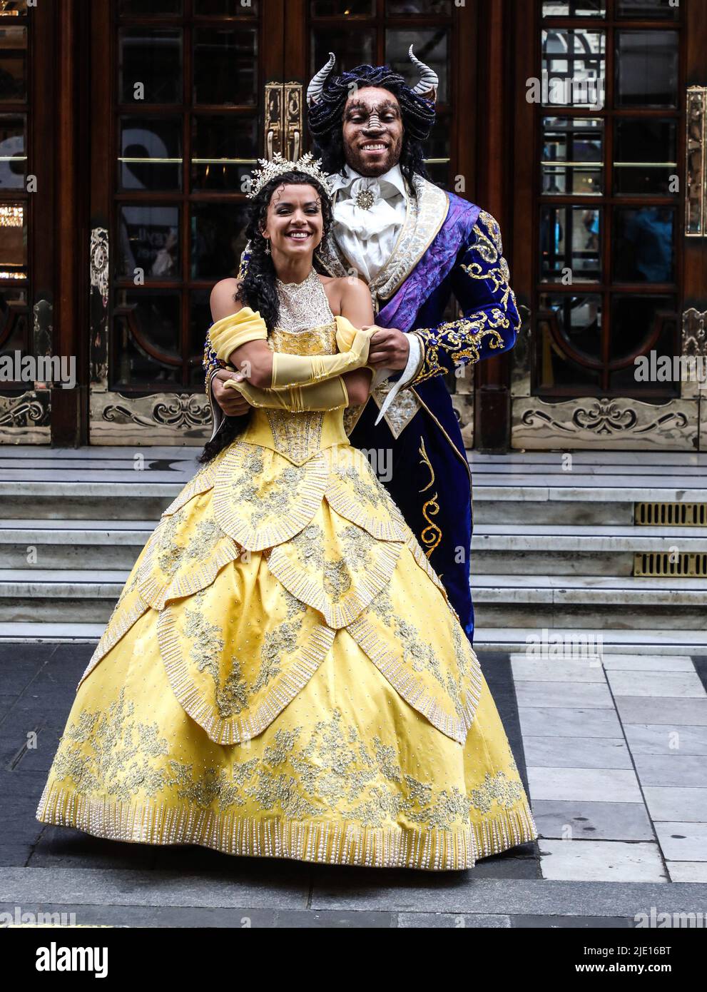 Londres, Royaume-Uni. 23rd juin 2022. Courtney Stapleton et Shaq Taylor assistent à une séance photo de Disney's 'Beauty and the Beast: The musical' au London Palladium. Crédit : SOPA Images Limited/Alamy Live News Banque D'Images