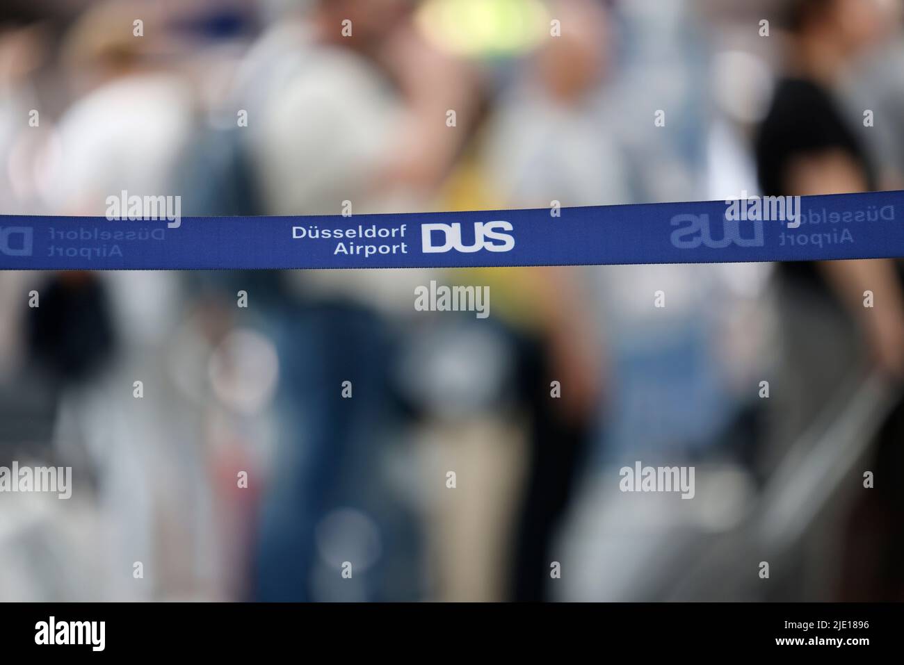 Düsseldorf, Allemagne. 24th juin 2022. Rubans barrières à l'aéroport de Düsseldorf. NRW est le premier État fédéral à commencer les vacances d'été. Credit: Thomas Banneyer/dpa/Alay Live News Banque D'Images
