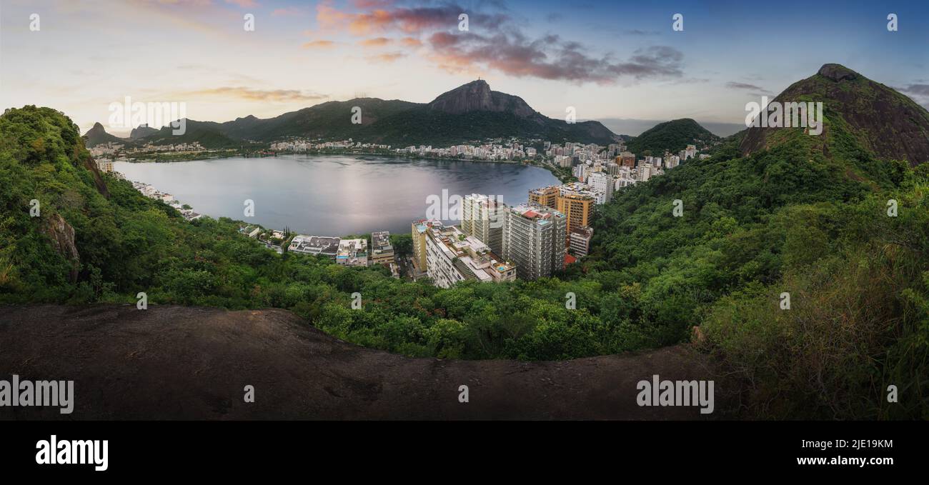 Vue panoramique sur la lagune de Rio et Rodrigo de Freitas avec les montagnes - point de vue d'Urubu au parc de Catacumba - Rio de Janeiro, Brésil Banque D'Images