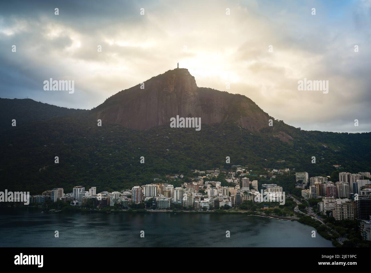 Vue sur la montagne Corcovado avec le lagon Rodrigo de Freitas - Rio de Janeiro, Brésil Banque D'Images