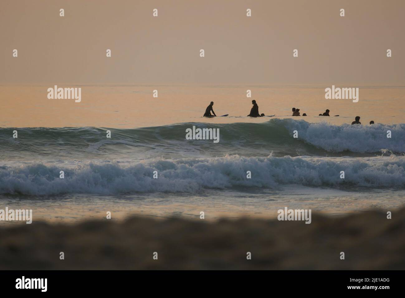 Session de surf au coucher du soleil, Aquitaine, France Banque D'Images