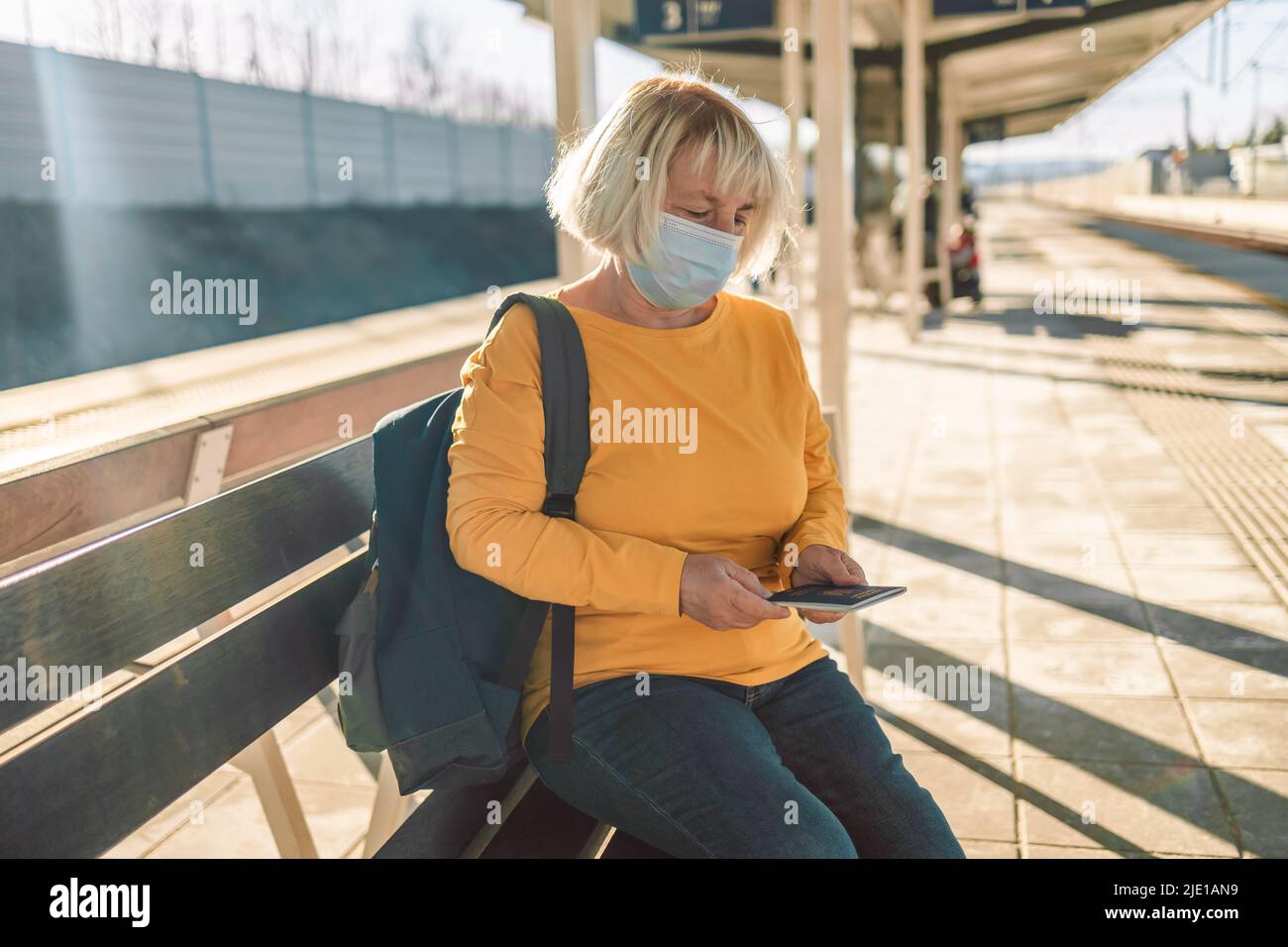 Une femme porte un passeport biométrique ukrainien pour voyager en Europe sans visa à la gare de voyage. Passeport moderne avec puce électronique Banque D'Images