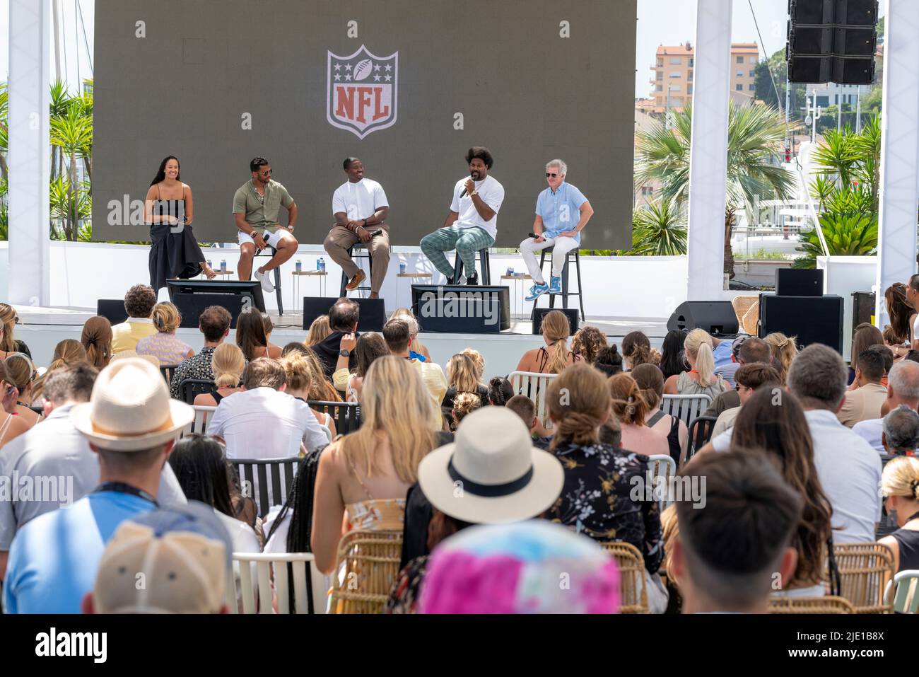 Cannes, France, 24 juin 2022, Kimmi Chex, Russell Wilson (athlète NFL Denver Broncos), Kelvin Beachum (athlète NFL), Cam Jordan (athlète NFL New Orleans Saints), Et Tim Ellis (CMO et EVP National football League) a assisté à Bold et Undeterred - la NFL est en train de transformer sa marque au Festival Lions de Cannes - Festival international de la créativité © ifnm press / Alamy Live Banque D'Images