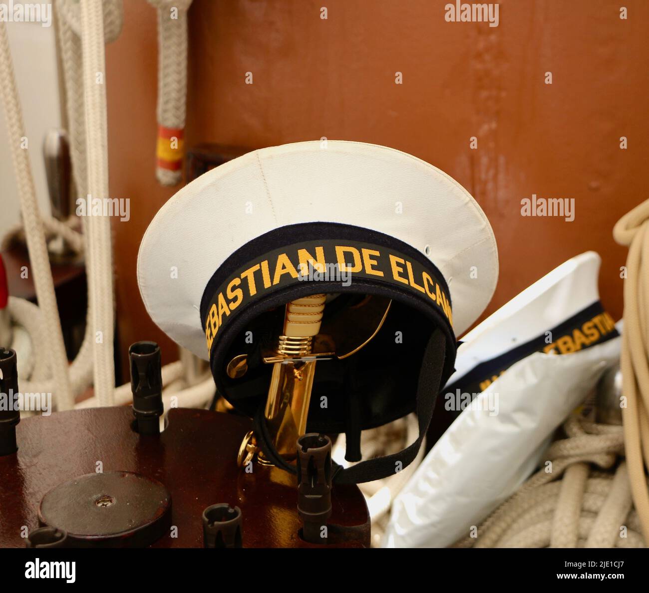 Chapeau de marin sur une épée cérémoniale et des canons à armes à feu pochant à travers un rack navire d'entraînement de la marine espagnole JUAN SEBASTIÁN DE ELCANO Santander Cantabria Espagne Banque D'Images