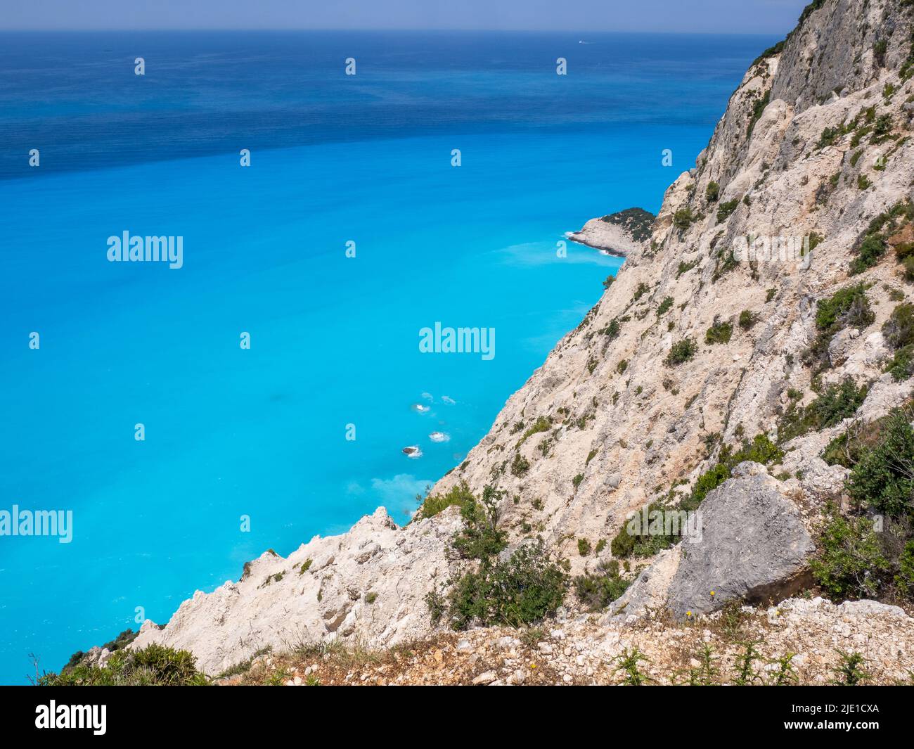 Bleu turquoise lumineux au large du cap Lefkata ou Doukato causé par la farine de roche particulaire due à l'érosion des falaises de calcaire - Lefkada Grèce Banque D'Images