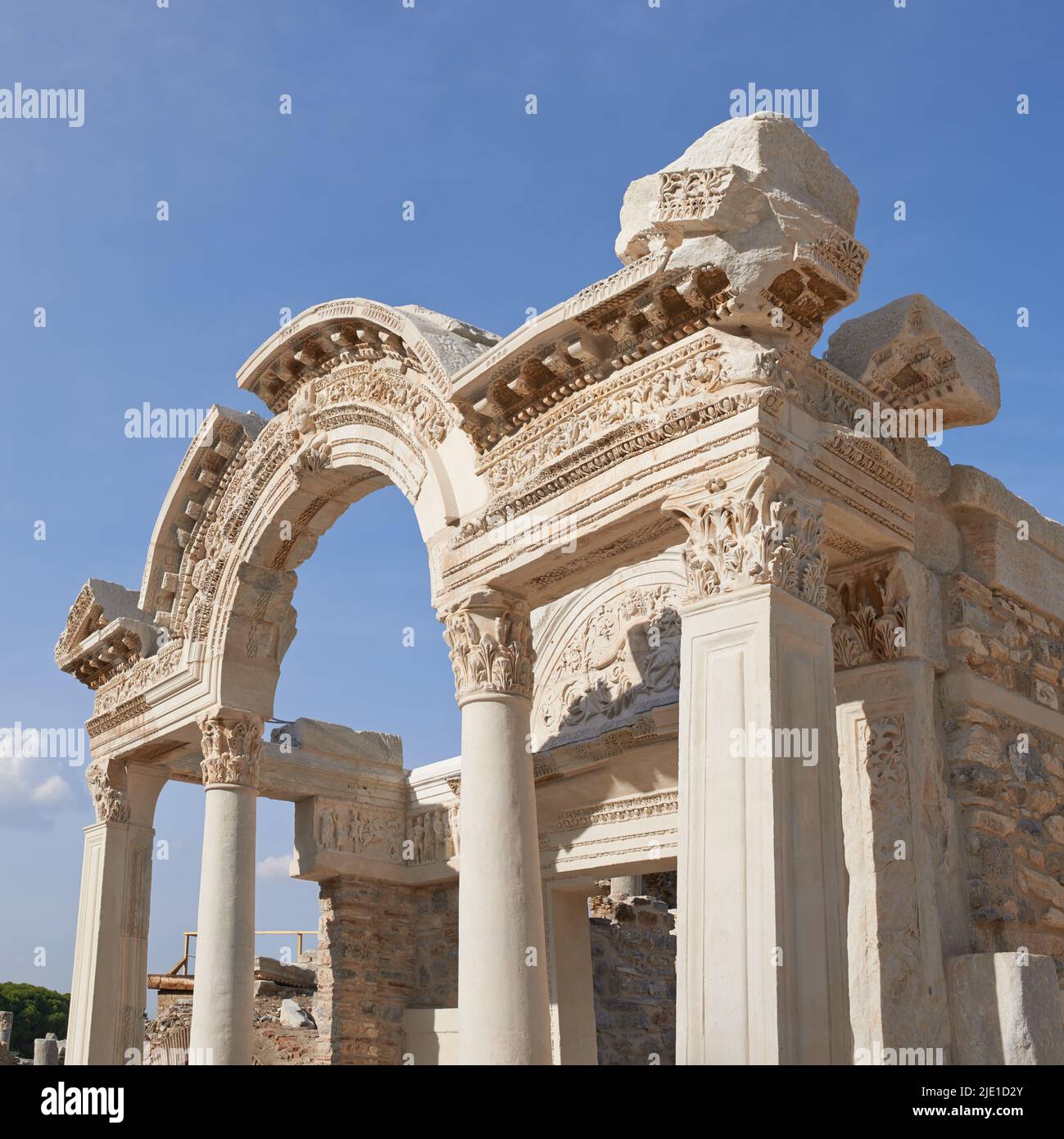 La Turquie historique Arche d'Éphèse dans une ville ancienne. Une arche en pierre d'or avec des motifs et des détails architecturaux. Attraction touristique des vestiges anciens d'a Banque D'Images