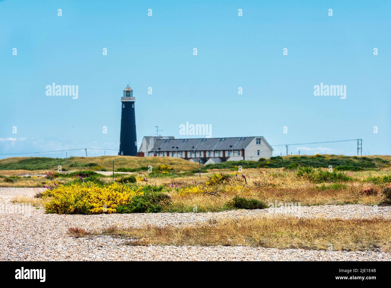 L'ancien phare de Dungeness dans le Kent, vu de la réserve naturelle Banque D'Images