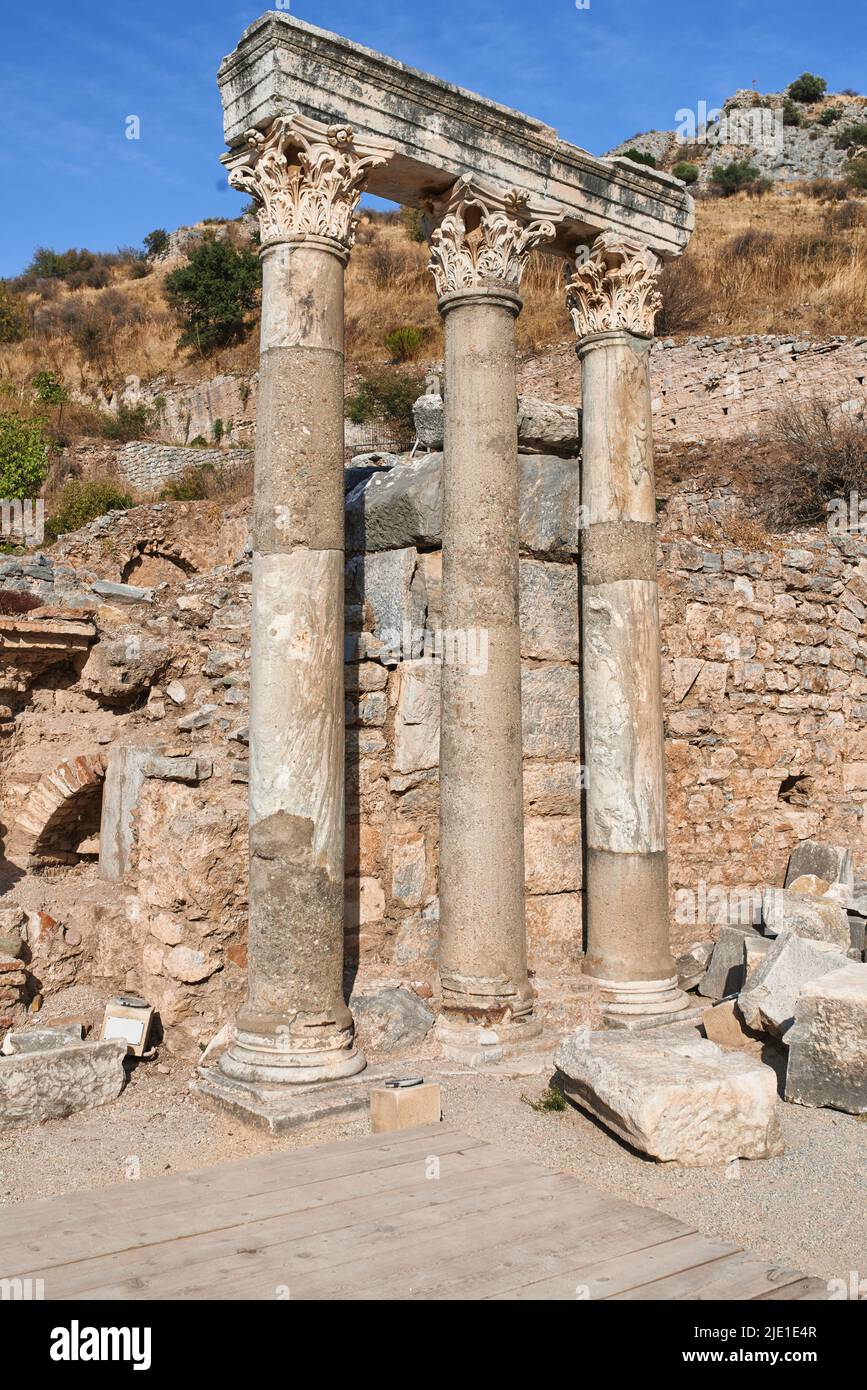 La Turquie historique piliers Ephèse dans une ville ancienne. Fouilles de vestiges de pierre de construction historique dans l'histoire et la culture turques. Ruine de l'ancien Banque D'Images