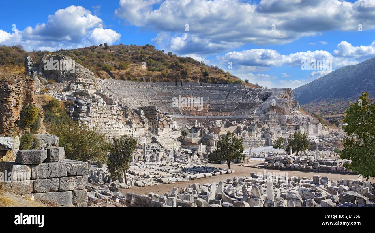 Ruines de la ville antique d'Éphèse en Turquie entouré par la nature. Attraction touristique populaire des vestiges d'un bâtiment historique en pierre bien conservé Banque D'Images