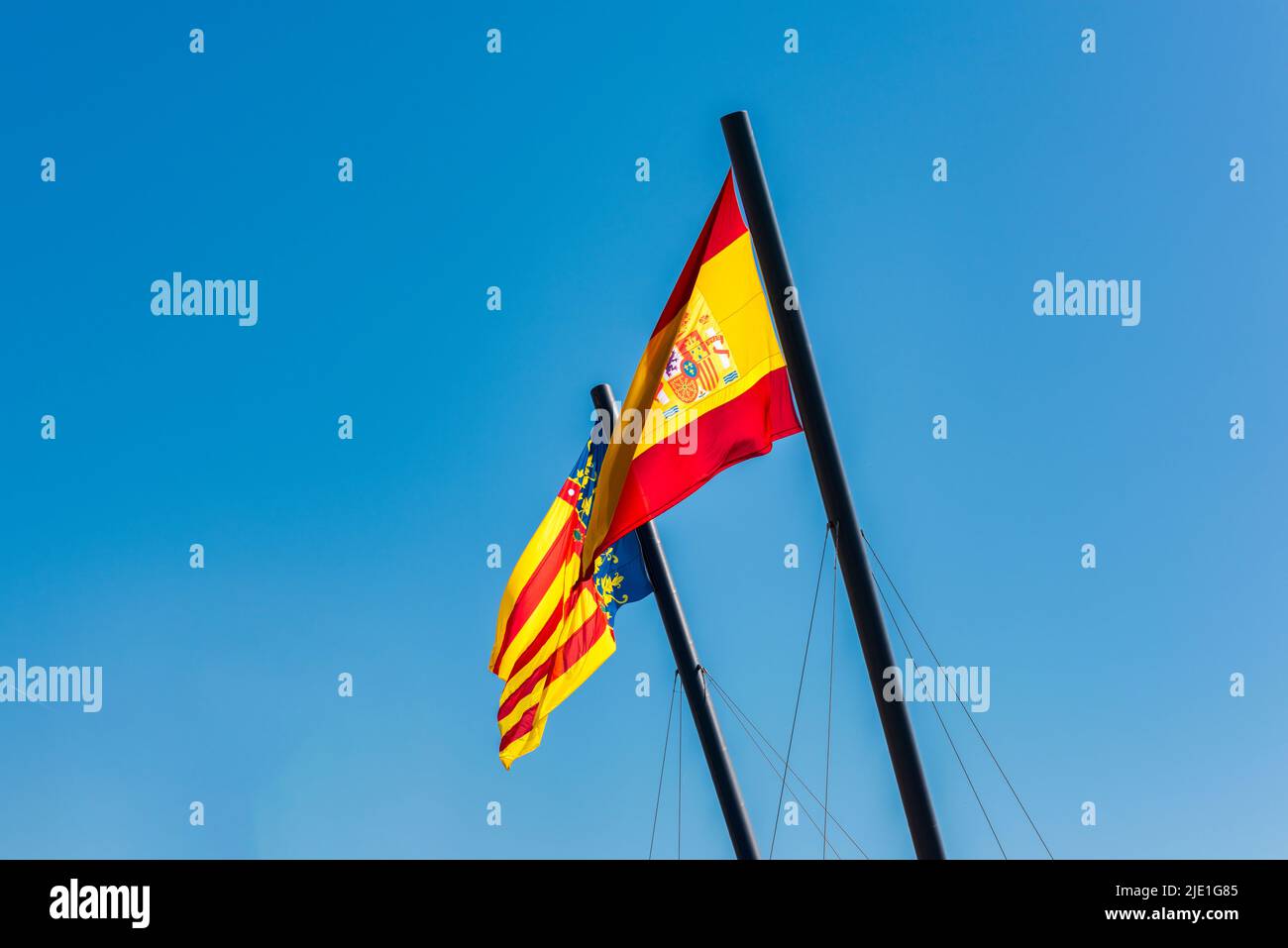 Les drapeaux de l'Espagne et de Valence volant près de la plage à Valence, Espagne Banque D'Images