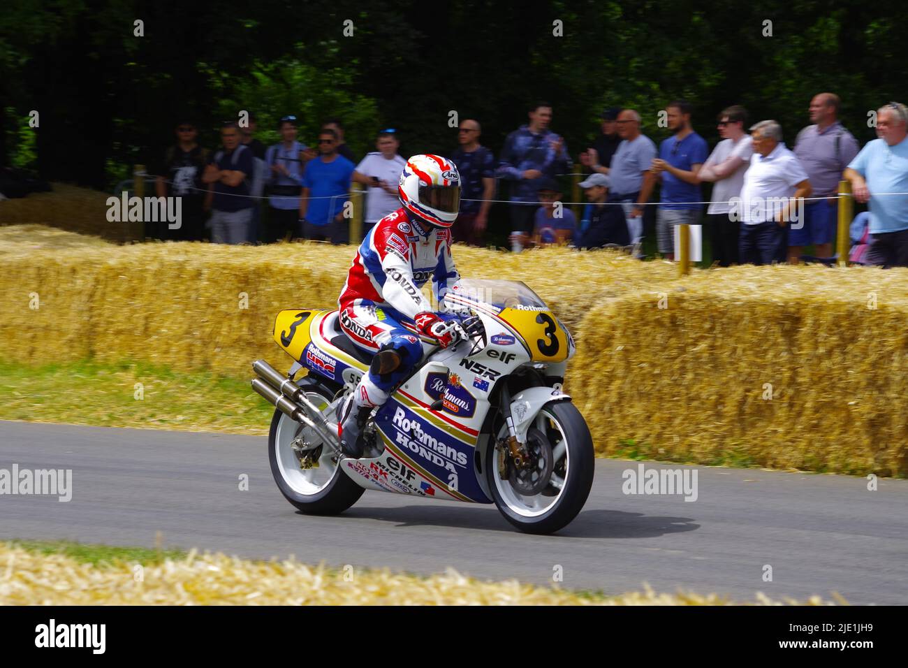 500 GP Legend Wayne Rainey était de retour sur son Yamaha YZR au Goodwood Festival of Speed 30 ans après son accident de carrière. Sur 24 juin 2022 Wayne Rainey trois fois champion du monde 500cc a été rejoint par d'autres grands prix 500cc, Mick Doohan, Kevin Schwantz et Kenny Roberts. En montant la colline à Goodwood, Wayne Rainey se délasa pour encourager les foules tout en montant son YZR Yamaha 5OO. Les personnes qui assistaient au festival pourraient se rapprocher des machines et des motards dans le paddock de la moto. Mick Doohan et Kevin Schwantz étaient sur place pour signer des autographes. Banque D'Images