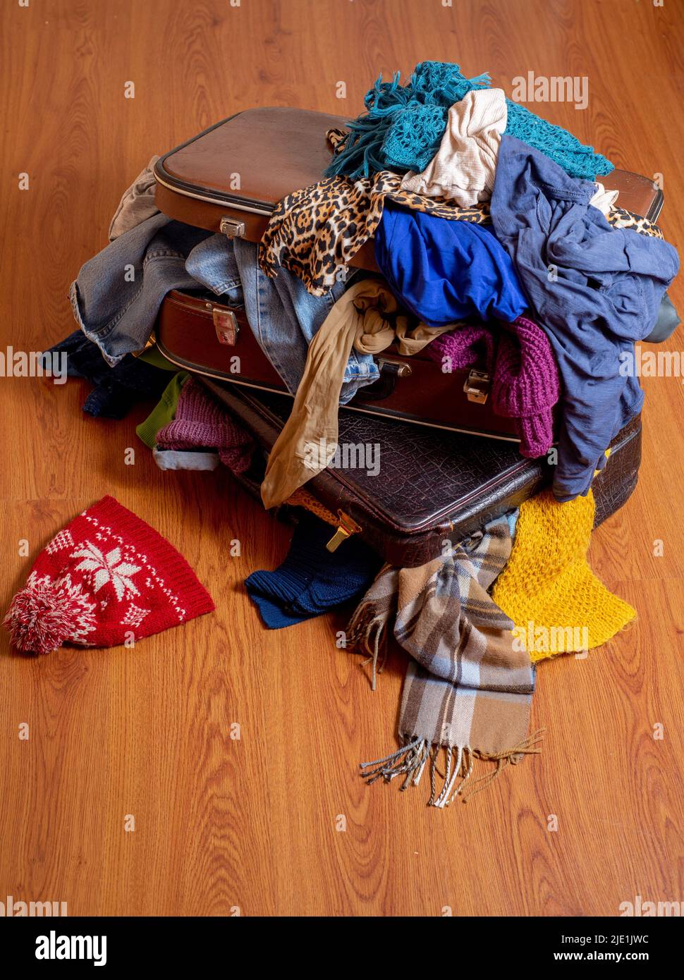 Valises débordant de vêtements usagés sur le sol. Tri de l'armoire et des  textiles. Vie durable Photo Stock - Alamy
