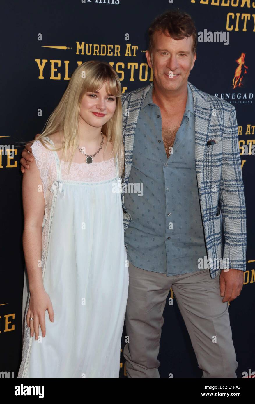 Harlow Jane, Thomas Jane 06/23/2022 la première de Los Angeles de “meurtre à Yellowstone City” tenue au Harmony Gold Theatre à Hollywood, CA. Photo de I. Hasegawa / HNW / Pictureux Banque D'Images