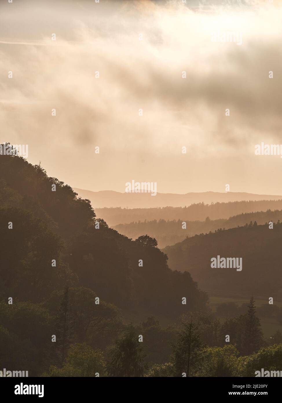 Silhouette de collines et de crêtes galloises au coucher du soleil Banque D'Images