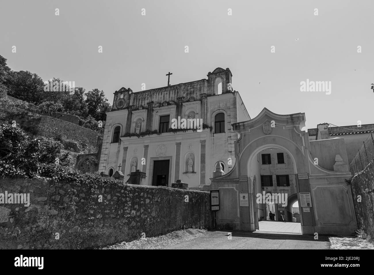 Gaeta, Latina, Latium. Sanctuaire de la montagne de Split. sanctuaire du 11th siècle érigé sur la crèche d'un rocher avec vue sur la mer, à l'intérieur d'un parc urbain. Banque D'Images