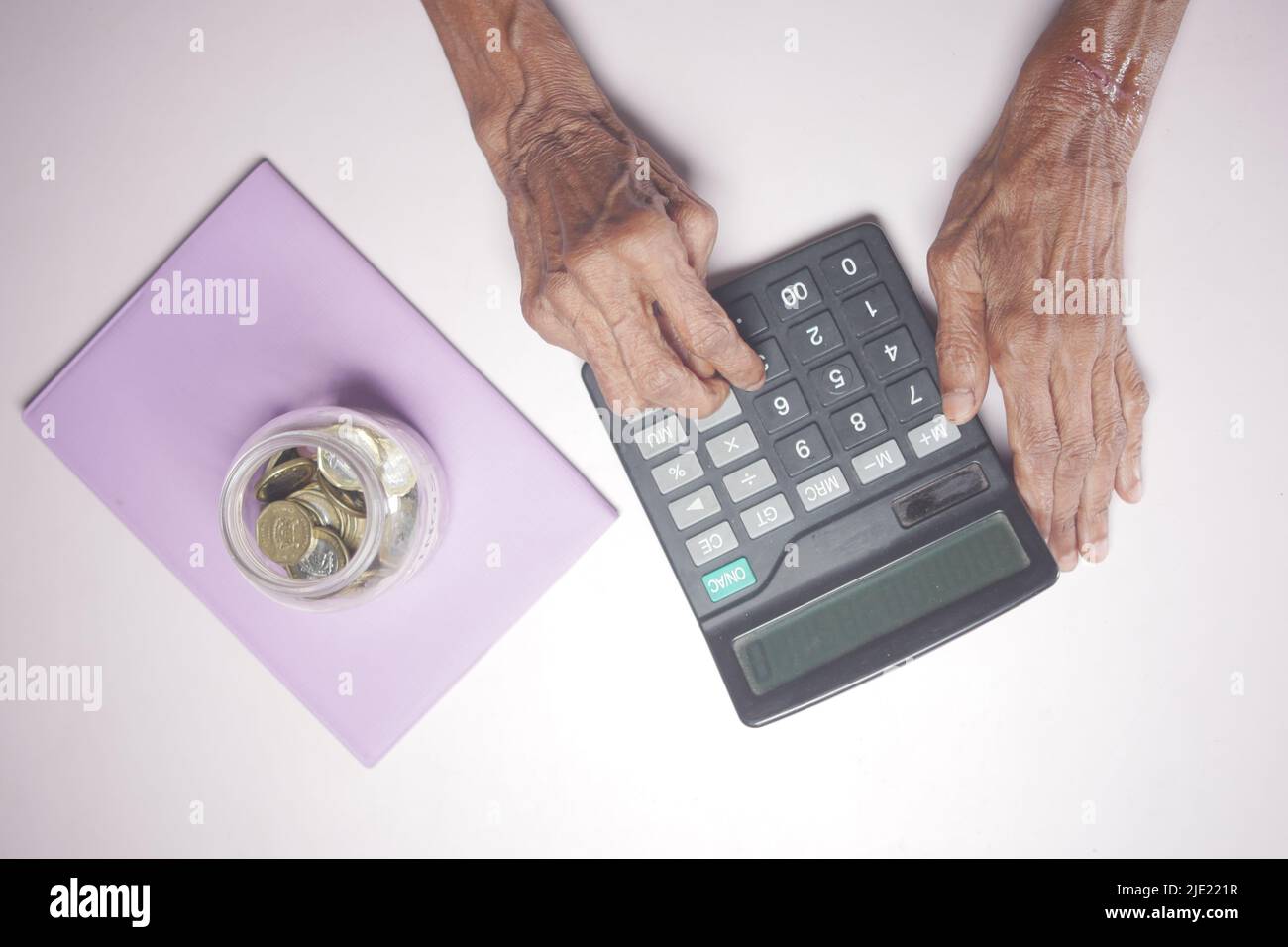 les femmes âgées se font main à l'aide de la calculatrice sur le bureau Banque D'Images