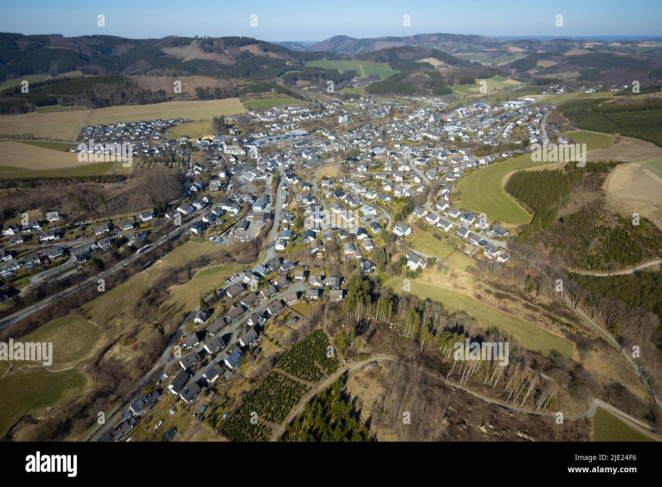 Vue aérienne, vue sur le village avec vue sur les montagnes aigre, Eslohe, Eslohe, Sauerland, Rhénanie-du-Nord-Westphalie, Allemagne, Luftbild, Ortsansicht Banque D'Images