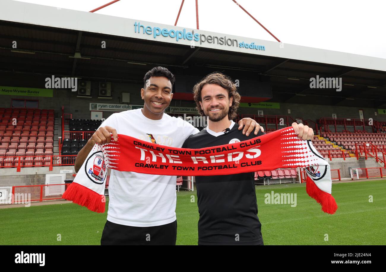 Crawley, Royaume-Uni. 24th juin 2022. Crawley Town football Club nouveau signe Dominic Telford avec le directeur Kevin Betsy au stade Broadfield à Crawley. Credit: James Boardman / Alamy Live News Banque D'Images