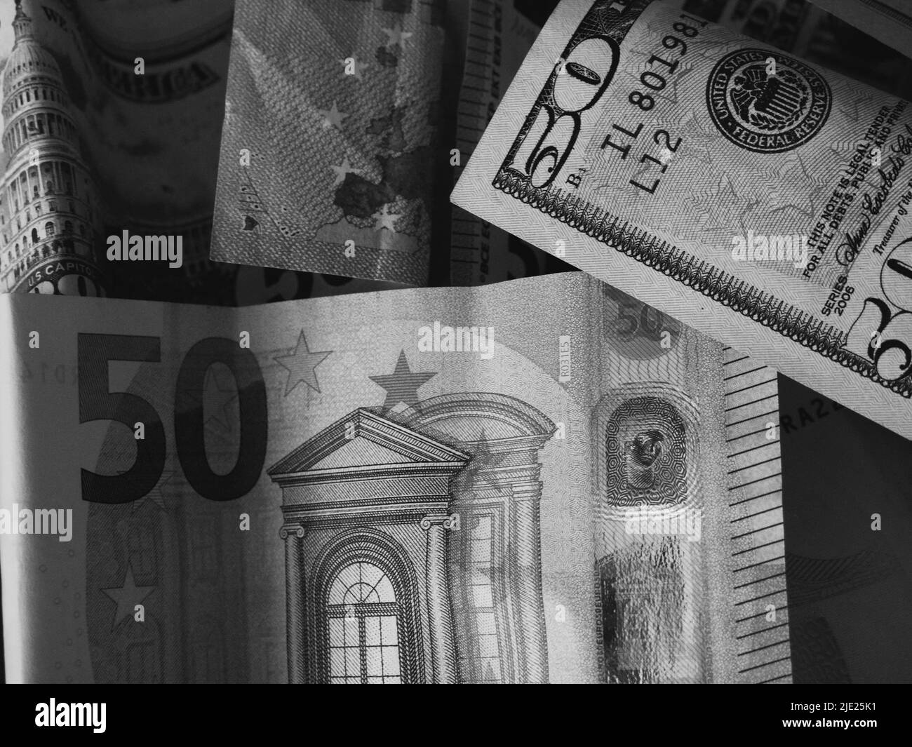 Billets en papier en coupures de 50 dollars et 50 euros, gros plan. Image en noir et blanc. Banque D'Images