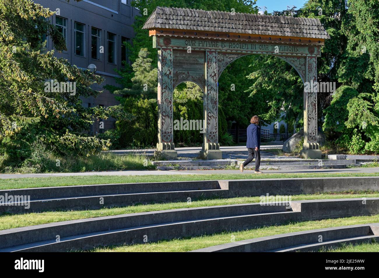 « Notre avenir est enraciné dans nos traditions » Cypress Wood Gate, Forestry, Université de la Colombie-Britannique, Vancouver, Colombie-Britannique, Canada Banque D'Images