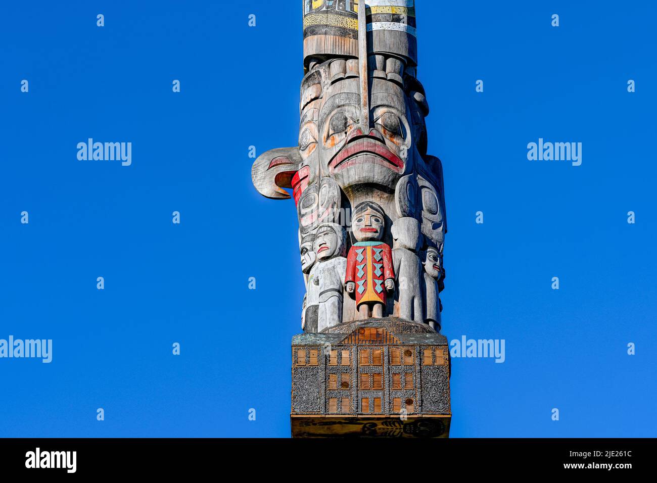 Détail, enfants dans les pensionnats, réconciliation Totem Pole, par Haida maître-sculpteur, chef héréditaire 7idansuu, James Hart, Université de Briti Banque D'Images