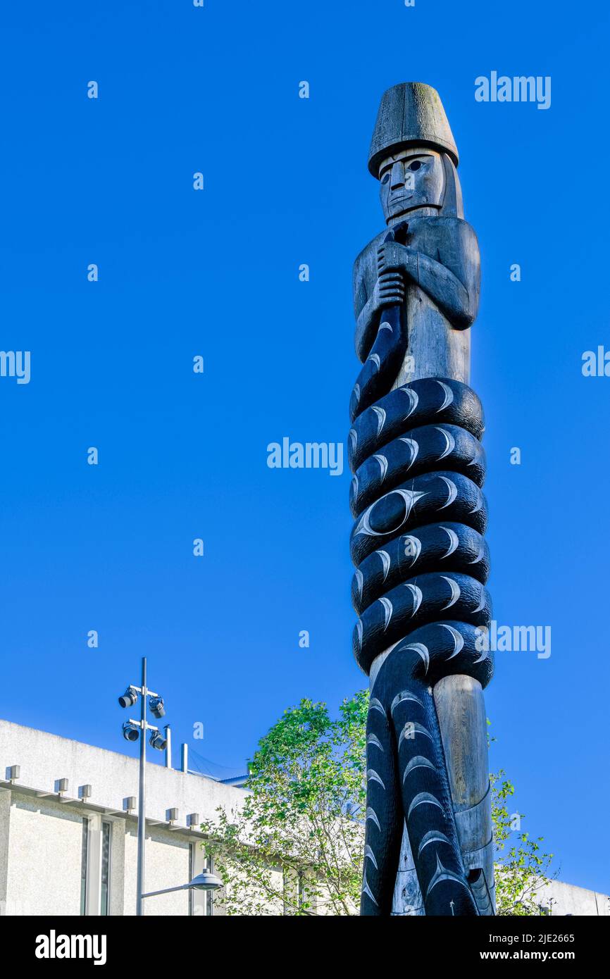 Musqueam Post sculpté par l'artiste Brent Sparrow Jr., le poste raconte une histoire d'origine des peuples Musqueam impliquant un serpent à deux têtes, University o Banque D'Images