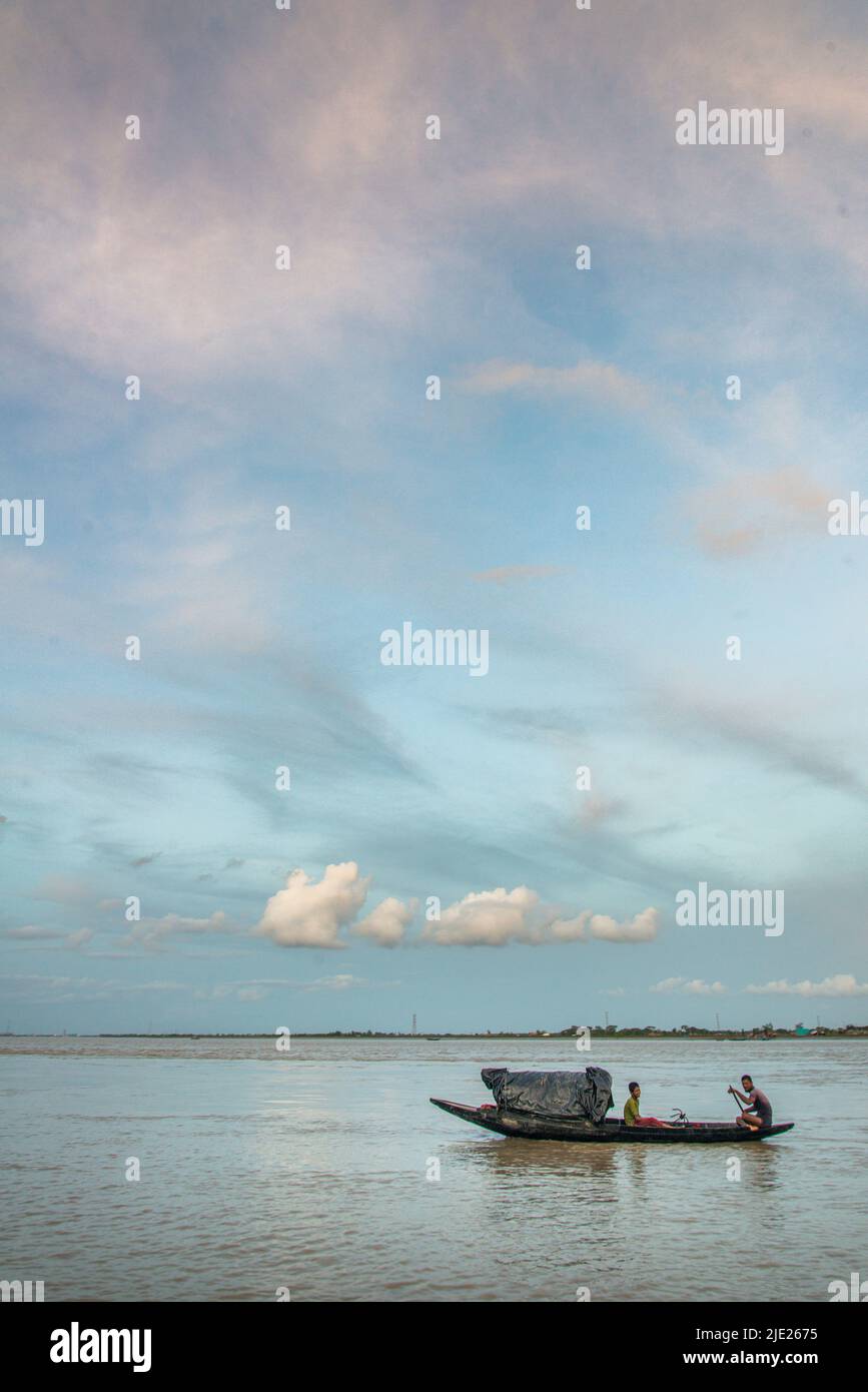 Bateau de pêche sur la rivière Rupsha .Khulna Bangladesh,. Banque D'Images