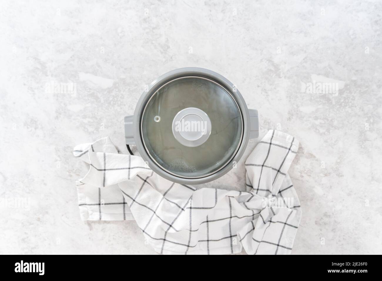 Pose à plat. Cuisson du riz blanc dans un cuiseur à riz. Banque D'Images Pose à plat. Cuisson du riz blanc dans un cuiseur à riz. Banque D'Images