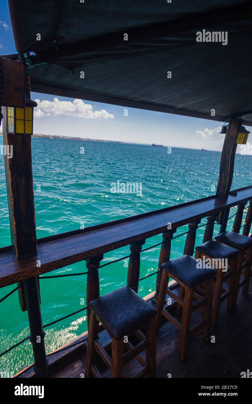 Vue depuis un vieux bateau en bois avec chaises pendant qu'il navigue sur la mer Banque D'Images