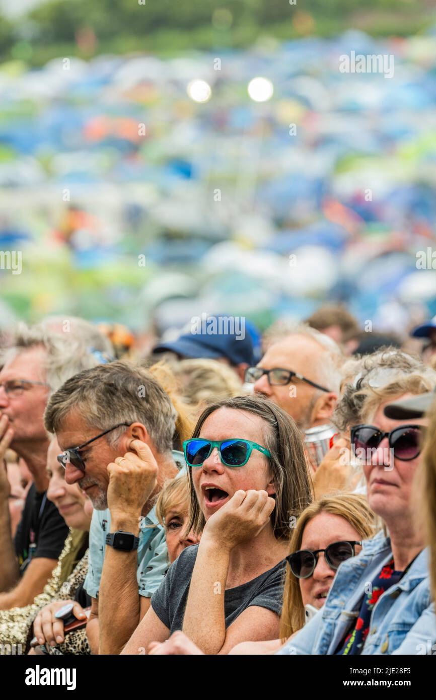 Glastonbury, Royaume-Uni. 24th juin 2022. Les fans regardent Wolf Alice jouer à Pyramid Stage - le festival Glastonbury 50th 2022, digne Farm. Crédit : Guy Bell/Alay Live News Banque D'Images