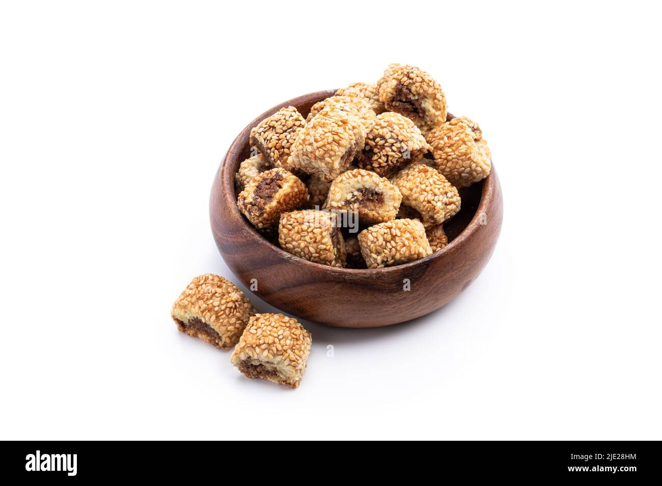 Maamoul biscuits arabes farcis avec des dates dans un bol en bois isolé sur blanc Banque D'Images