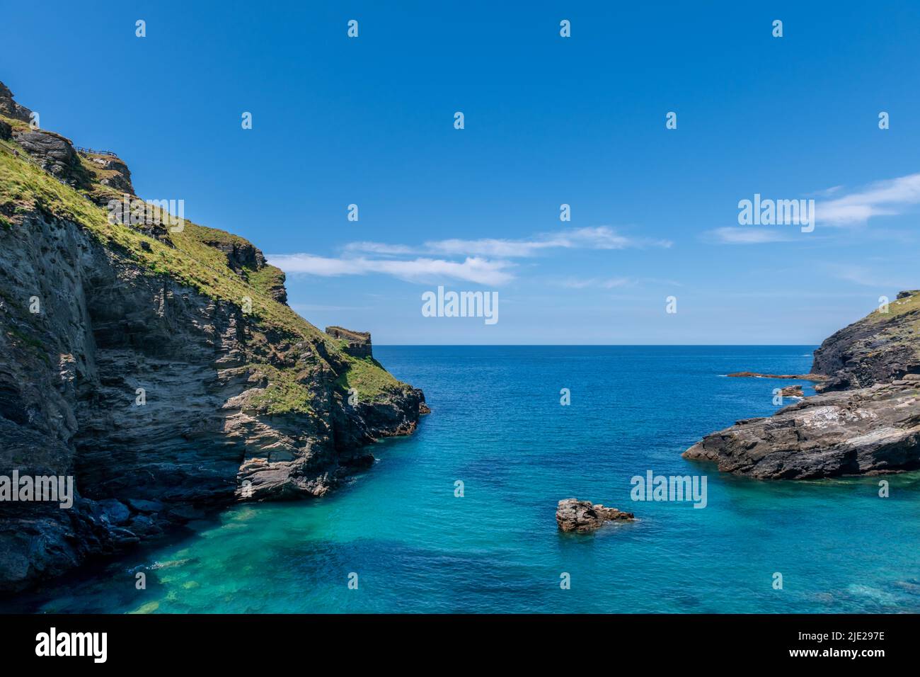 Tintagel en Cornouailles avec mer très blues Banque D'Images