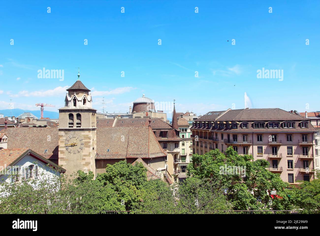 Paysage urbain avec vue sur les toits de la ville de Genève, Suisse. Banque D'Images