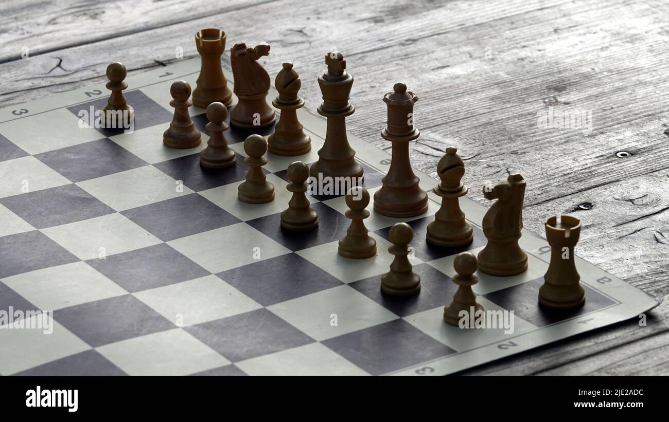 Détail d'un jeu d'échecs sur un plateau d'échecs de tournoi professionnel Banque D'Images