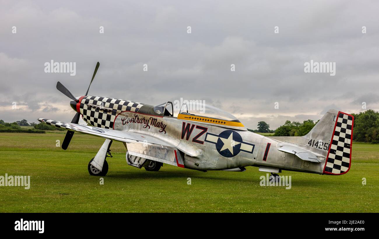 Amérique du Nord TF51D Mustang «contrefait Mary» (G-TFDSI) sur la ligne aérienne au Shuttleworth Evening Airshow qui a eu lieu le 18th juin 2022 Banque D'Images