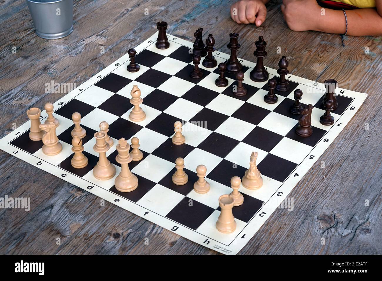 Détail d'un jeu d'échecs sur un plateau d'échecs de tournoi professionnel Banque D'Images
