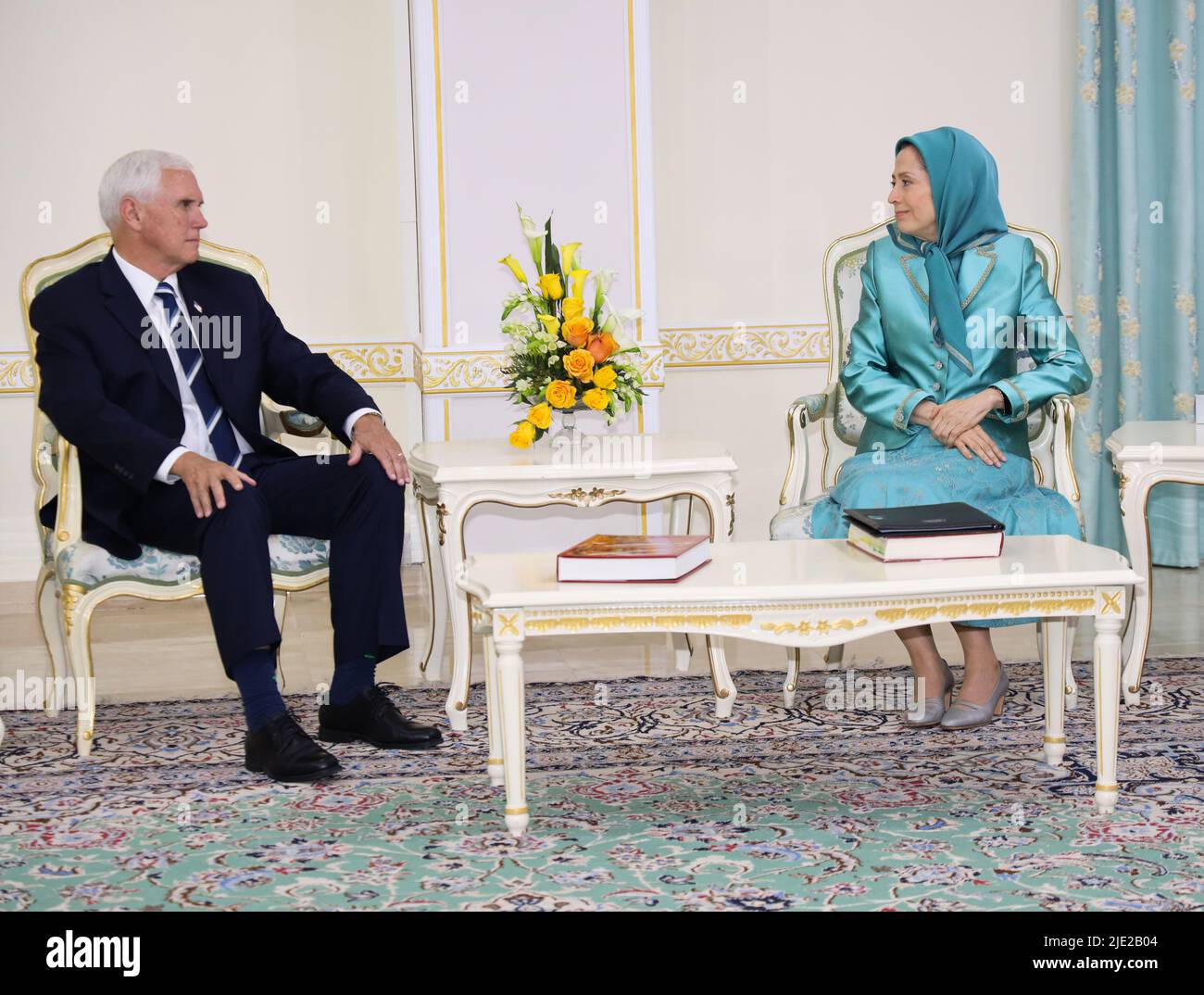 Le président élu du Conseil national de la résistance de l'Iran (NCRI) Maryam Rajavi rencontre Mike Pence, le vice-président américain de 48th. Des points de vue ont été échangés sur les conditions objectives de la société iranienne, l'alternative NCRI et l'approche de la communauté internationale face au fascisme religieux au pouvoir de l'Iran. Banque D'Images